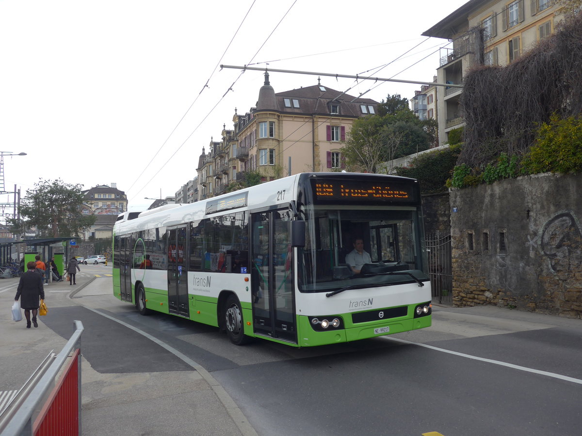 (203'621) - transN, La Chaux-de-Fonds - Nr. 217/NE 99'217 - Volvo (ex TN Neuchtel Nr. 217) am 13. April 2019 beim Bahnhof Neuchtel