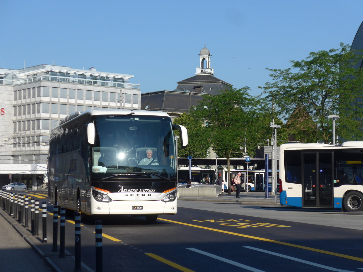 (206'852) - Aus Liechtenstein: Arlberg Express, Schaanwald - FL 26'069 - Setra am 30. Juni 2019 beim Bahnhof Luzern