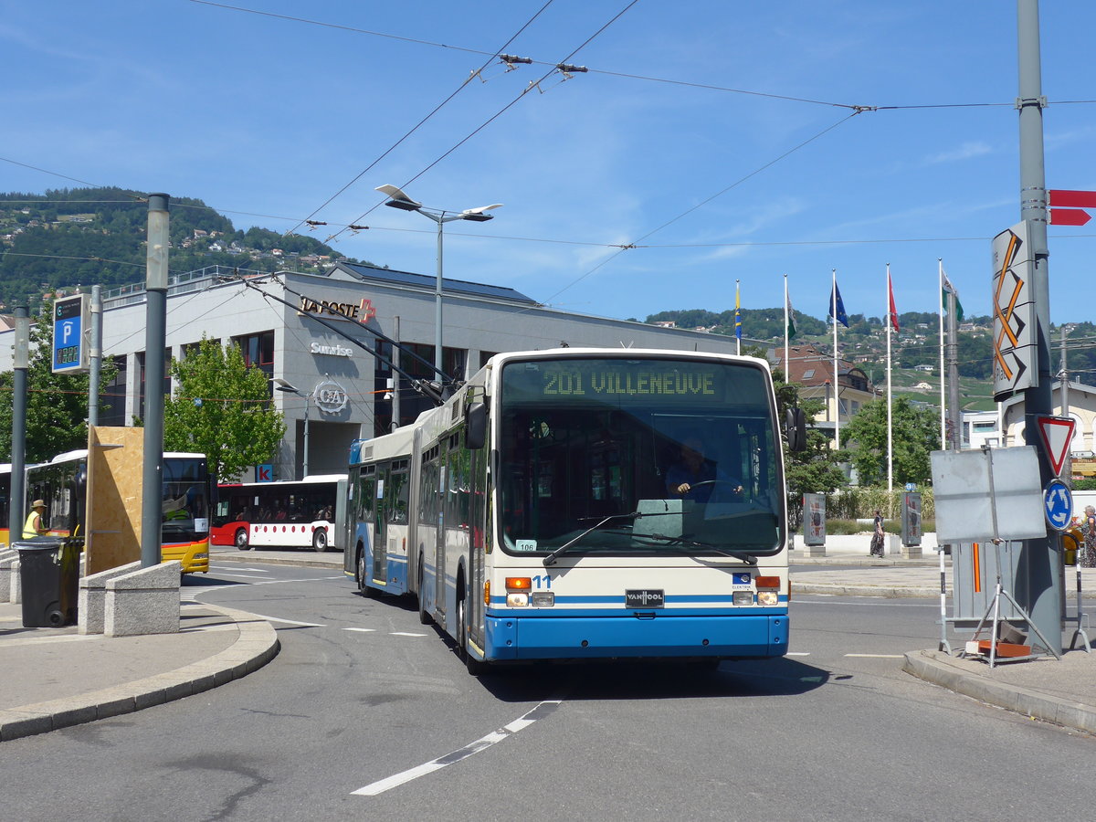 (208'460) - VMCV Clarens - Nr. 11 - Van Hool Gelenktrolleybus am 4. August 2019 beim Bahnhof Vevey