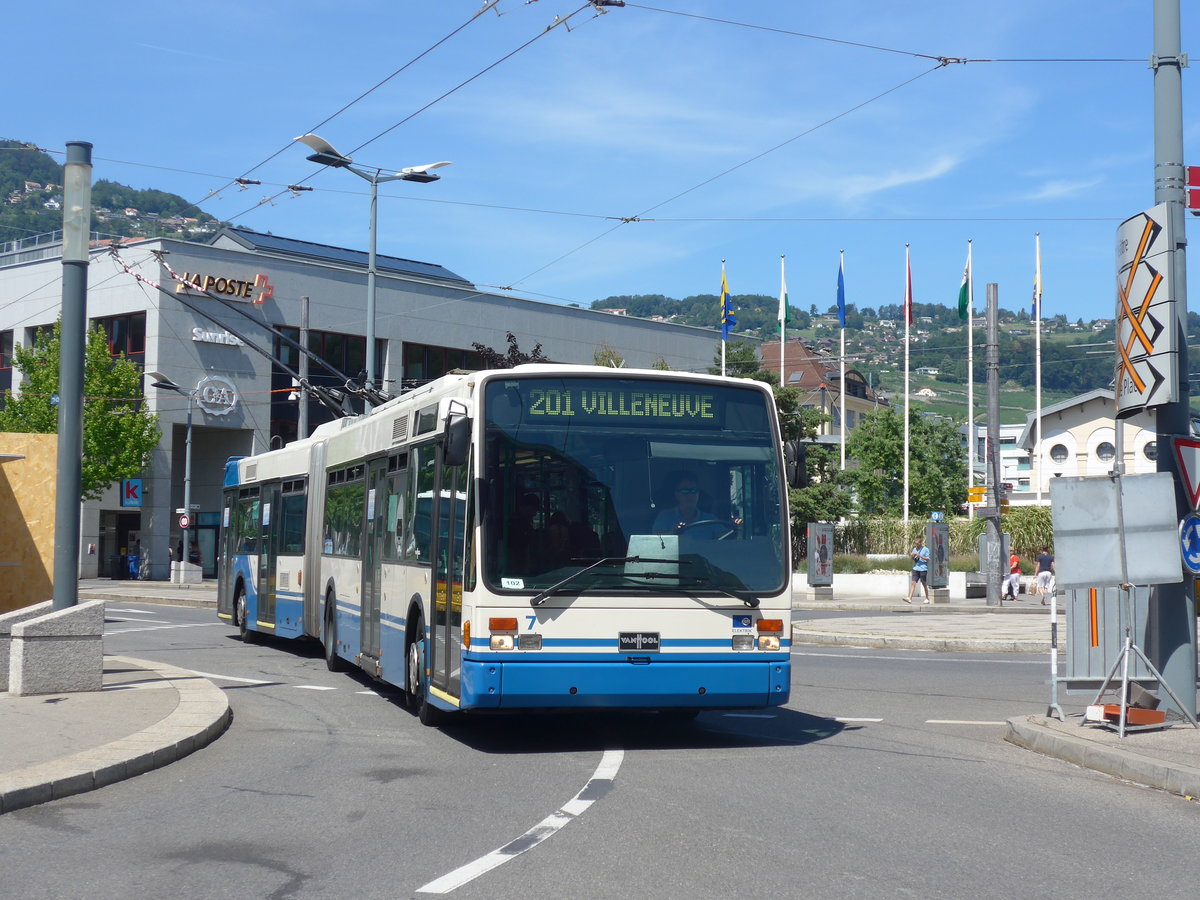 (208'464) - VMCV Clarens - Nr. 7 - Van Hool am 4. August 2019 beim Bahnhof Vevey