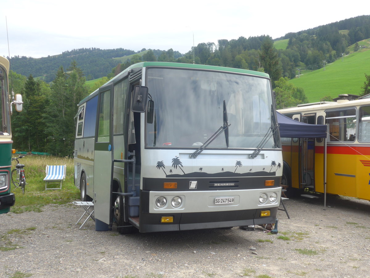 (208'795) - Schneider, Ermenswil - SG 247'549 - Menarini-Iveco (ex Nr. 5) am 17. August 2019 in Atzmnnig, Schutt