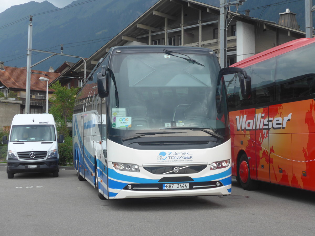 (209'165) - Marti, Kallnach - Nr. 37/BE 572'237 - Mercedes + aus Tschechien: Tomasek, Chlumec - 6H7 3444 - Volvo am 31. August 2019 beim Bahnhof Brienz