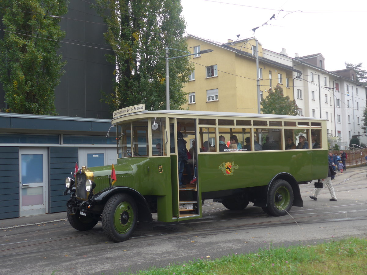 (210'425) - SVB Bern (Bernmobil historique) - Nr. 5/BE 29'005 - Saurer am 20. Oktober 2019 in Bern, Weissenbhl