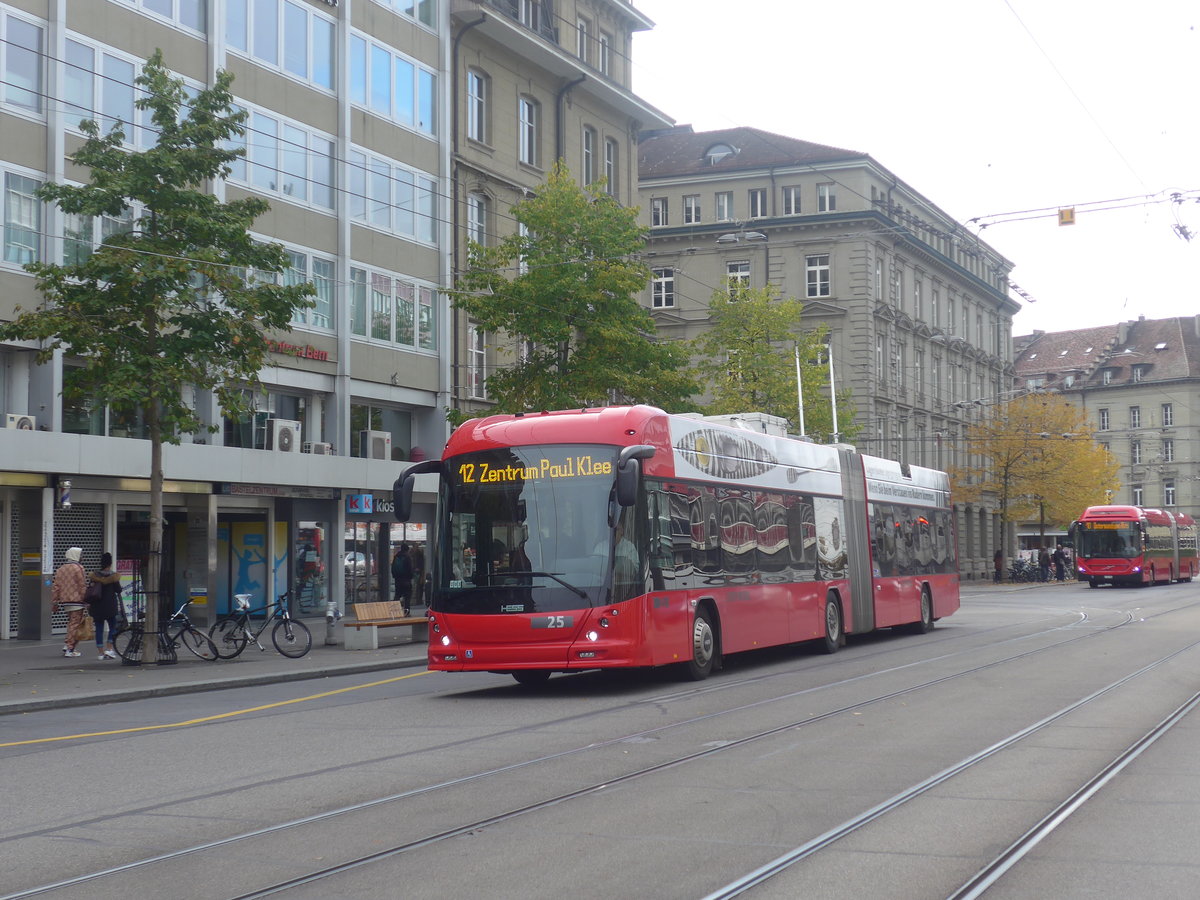 (210'460) - Bernmobil, Bern - Nr. 25 - Hess/Hess Gelenktrolleybus am 20. Oktober 2019 beim Bahnhof Bern