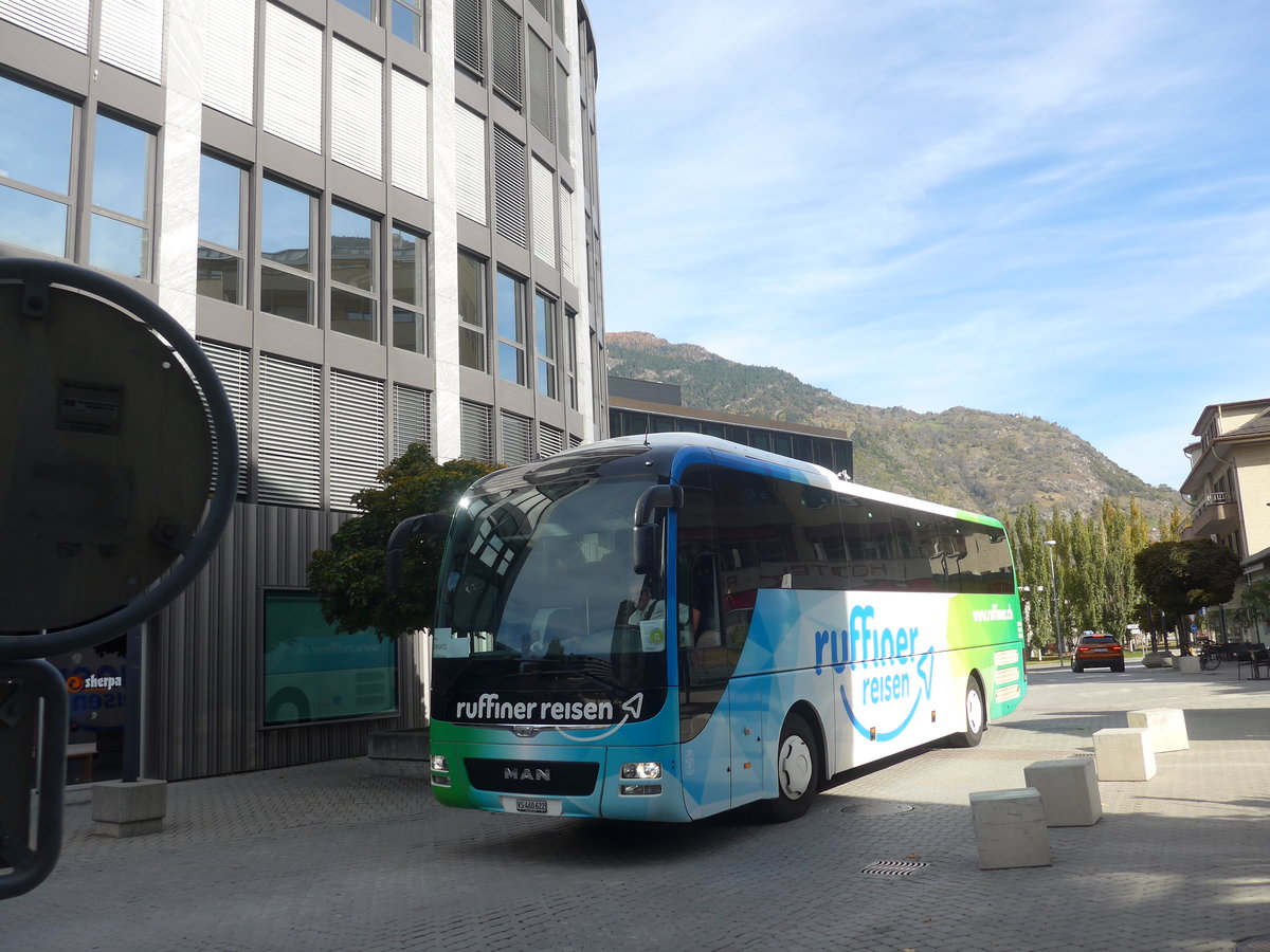 (210'631) - Ruffiner, Turtmann - VS 460'622 - MAN am 27. Oktober 2019 beim Bahnhof Visp