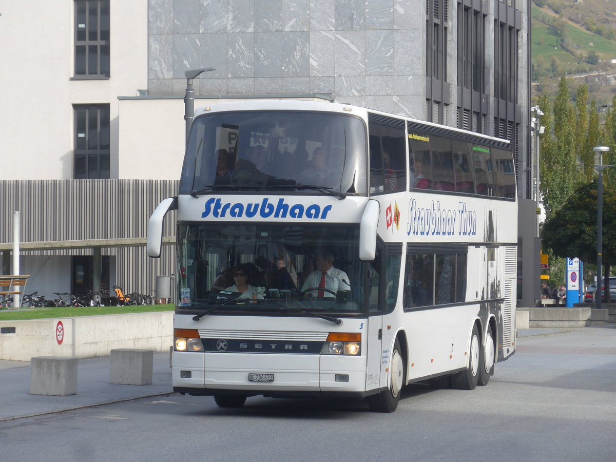 (210'677) - Straubhaar, Thun - Nr. 5/BE 206'633 - Setra am 27. Oktober 2019 beim Bahnhof Visp