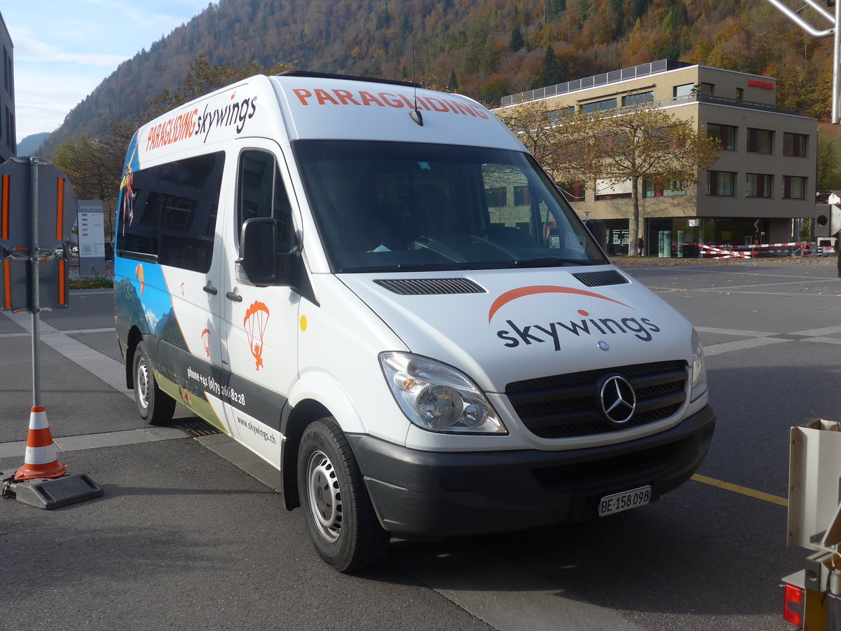 (211'026) - Skywings, Interlaken - BE 158'098 - Mercedes am 11. November 2019 beim Bahnhof Interlaken Ost