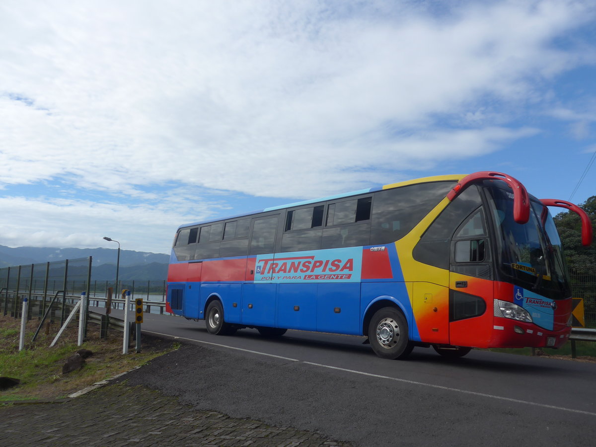 (211'153) - Transpisa, Quesada - 8275 - Yutong am 14. November 2019 in Arenal, Staudamm