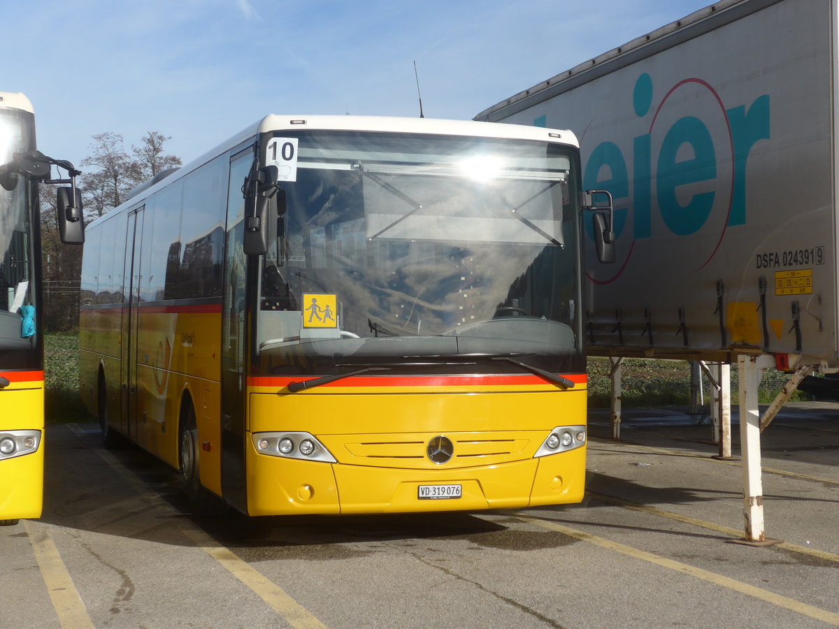 (212'760) - CarPostal Ouest - VD 319'076 - Mercedes am 8. Dezember 2019 in Daillens, Planzer