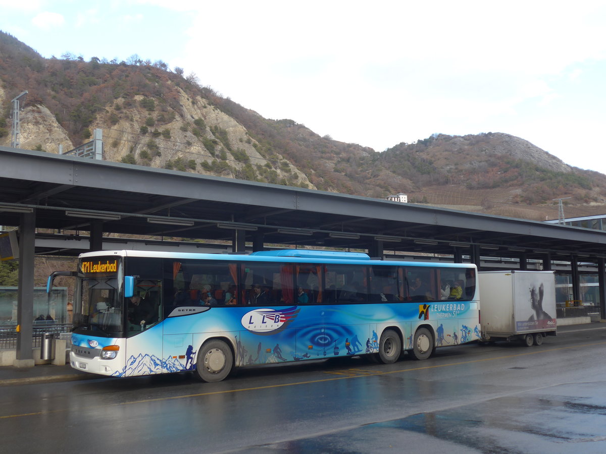 (213'376) - LLB Susten - Nr. 7/VS 38'007 - Setra am 4. Januar 2020 beim Bahnhof Leuk