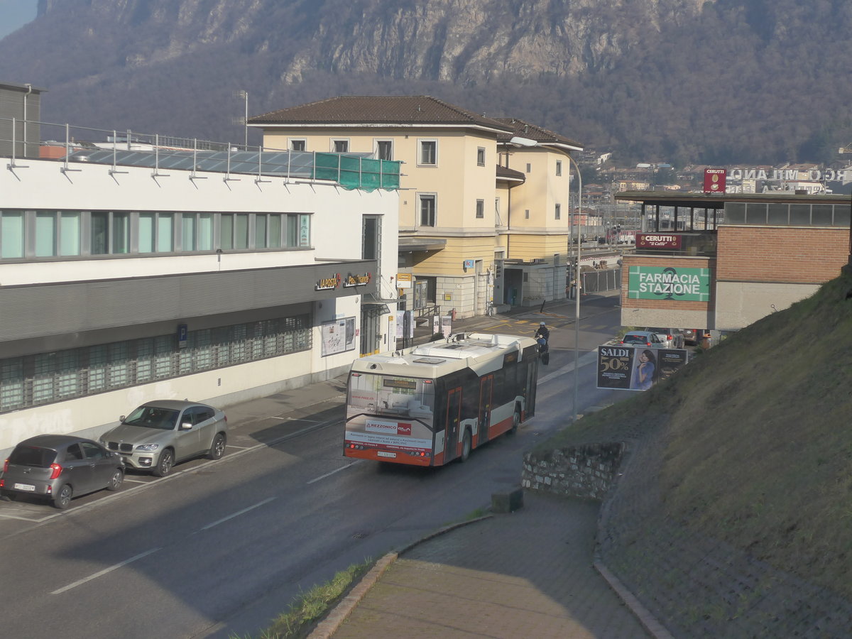 (213'876) - AMSA Chiasso - Nr. 20/TI 336'120 - Solaris am 18. Januar 2020 beim Bahnhof Mendrisio