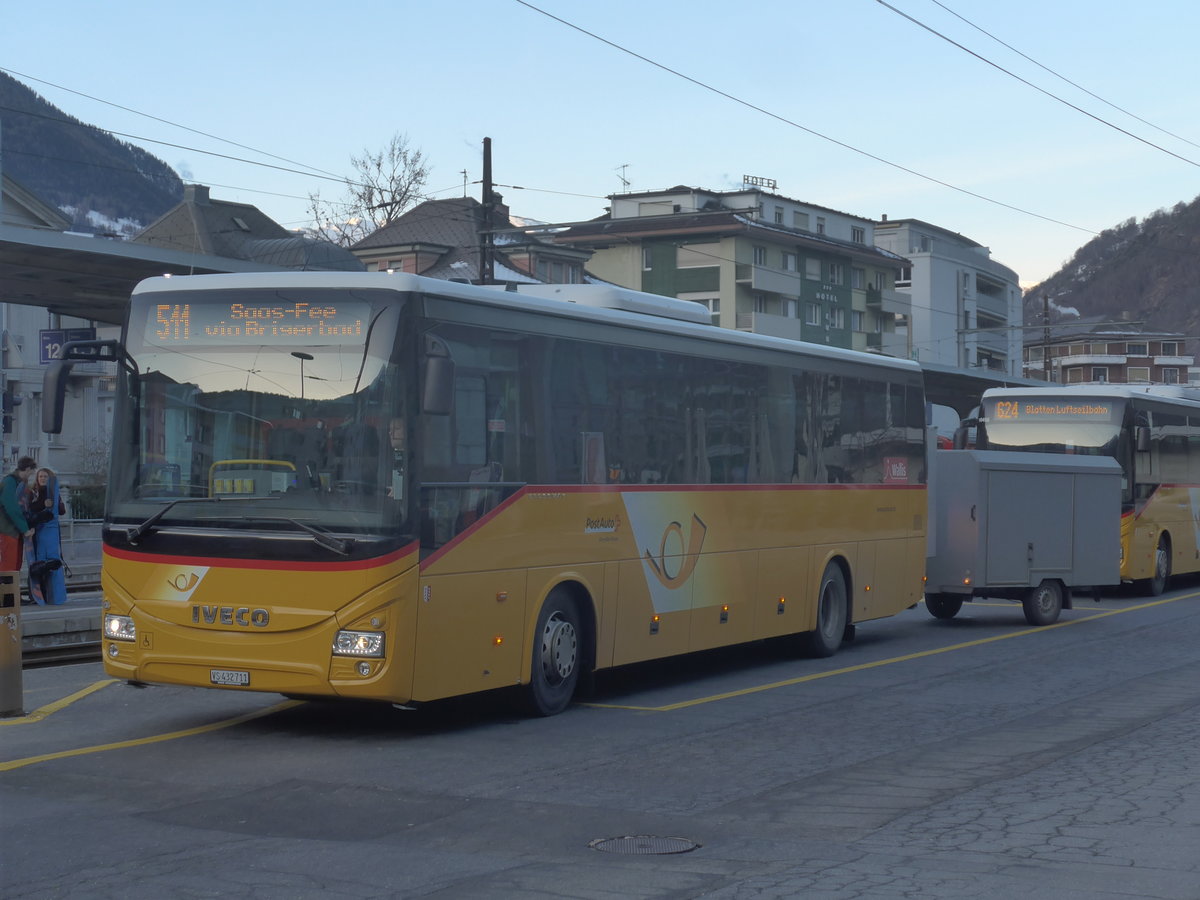 (214'120) - PostAuto Wallis - VS 432'711 - Iveco am 9. Februar 2020 beim Bahnhof Brig