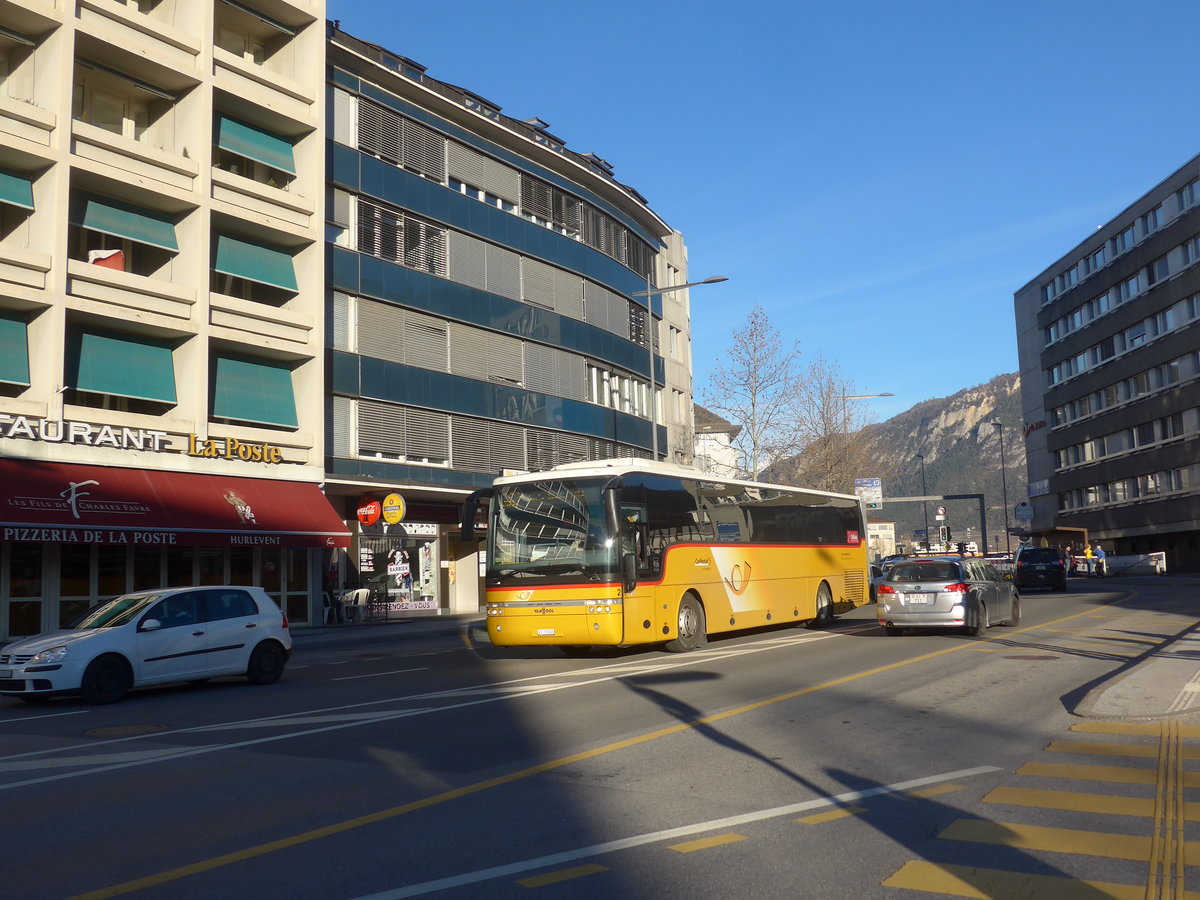 (214'820) - Lathion, Sion - Nr. 2/VS 70'848 - Van Hool am 22. Februar 2020 beim Bahnhof Sion