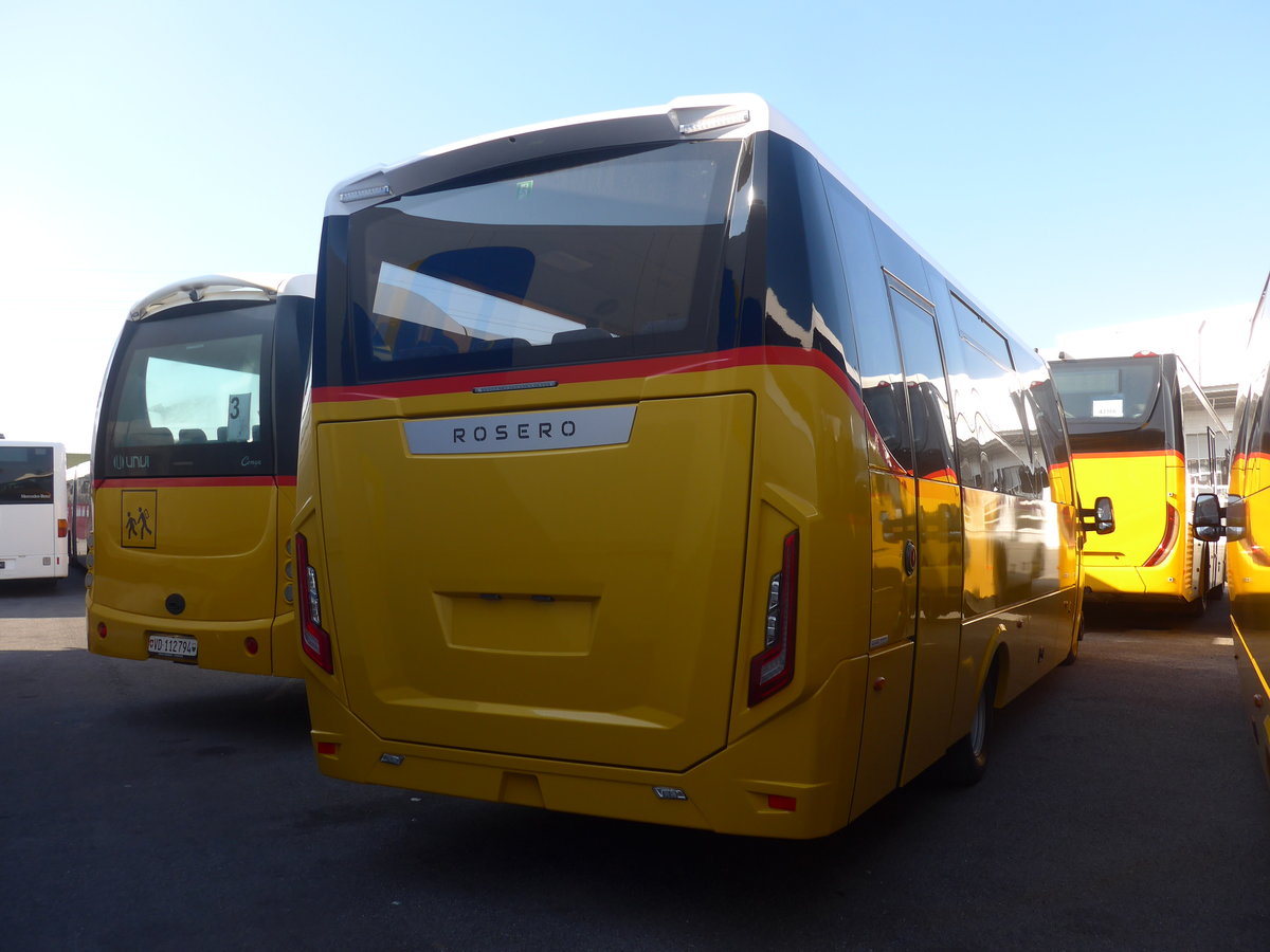 (215'869) - CarPostal Ouest - PID 11'378 - Iveco/Rosero am 4. April 2020 in Kerzers, Interbus