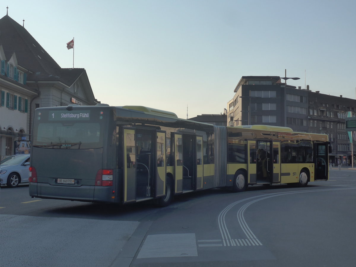 (215'881) - STI Thun - Nr. 700/BE 849'700 - MAN am 4. April 2020 beim Bahnhof Thun