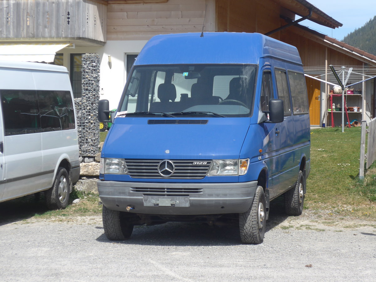 (216'171) - Spring, Schwenden - Mercedes am 17. April 2020 in Grimmialp, Parkplatz