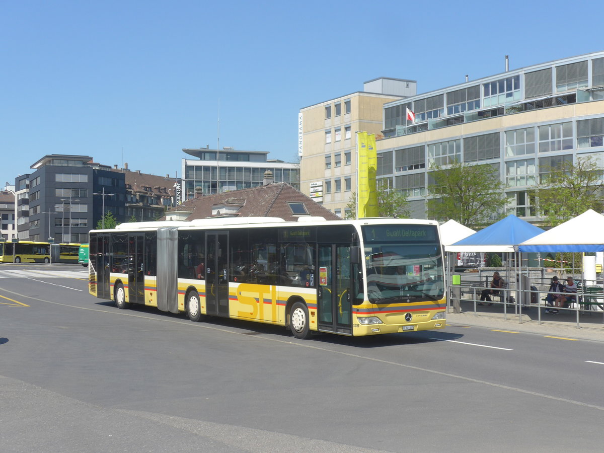 (216'404) - STI Thun - Nr. 135/BE 801'135 - Mercedes am 23. April 2020 beim Bahnhof Thun