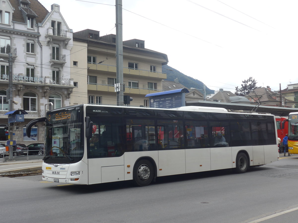 (216'582) - PostAuto Wallis - VS 449'117 - MAN am 28. April 2020 beim Bahnhof Brig