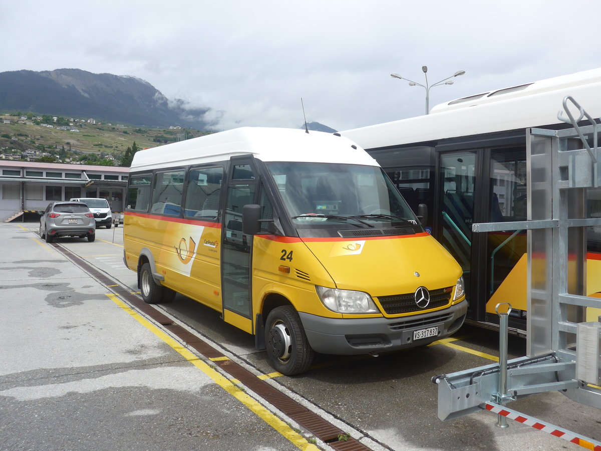 (216'691) - PostAuto Wallis - Nr. 24/VS 317'837 - Mercedes am 2. Mai 2020 in Sion, Garage