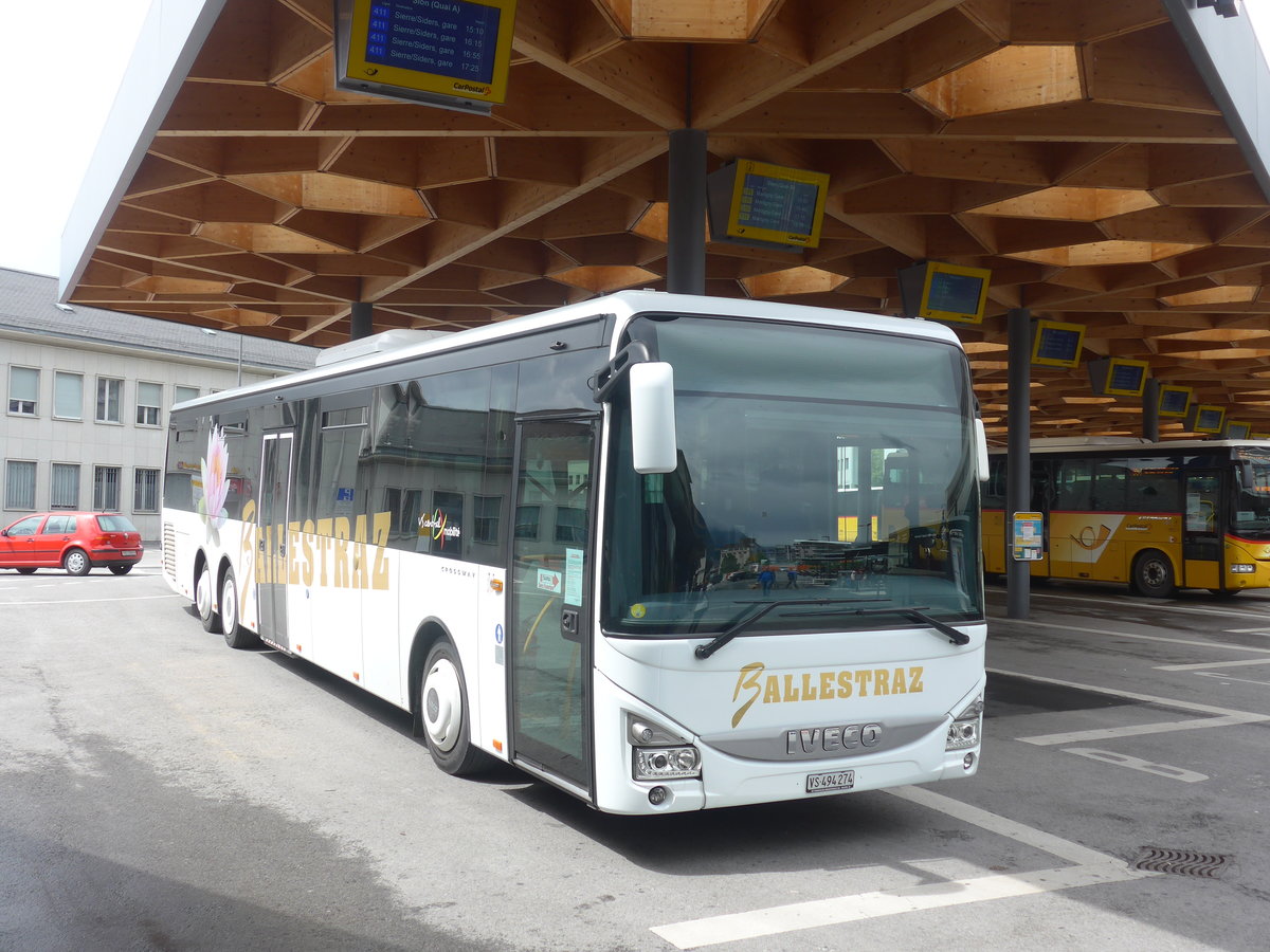 (216'695) - Ballestraz, Grne - VS 494'274 - Iveco (ex Vorfhrfahrzeug Iveco France) am 2. Mai 2020 beim Bahnhof Sion