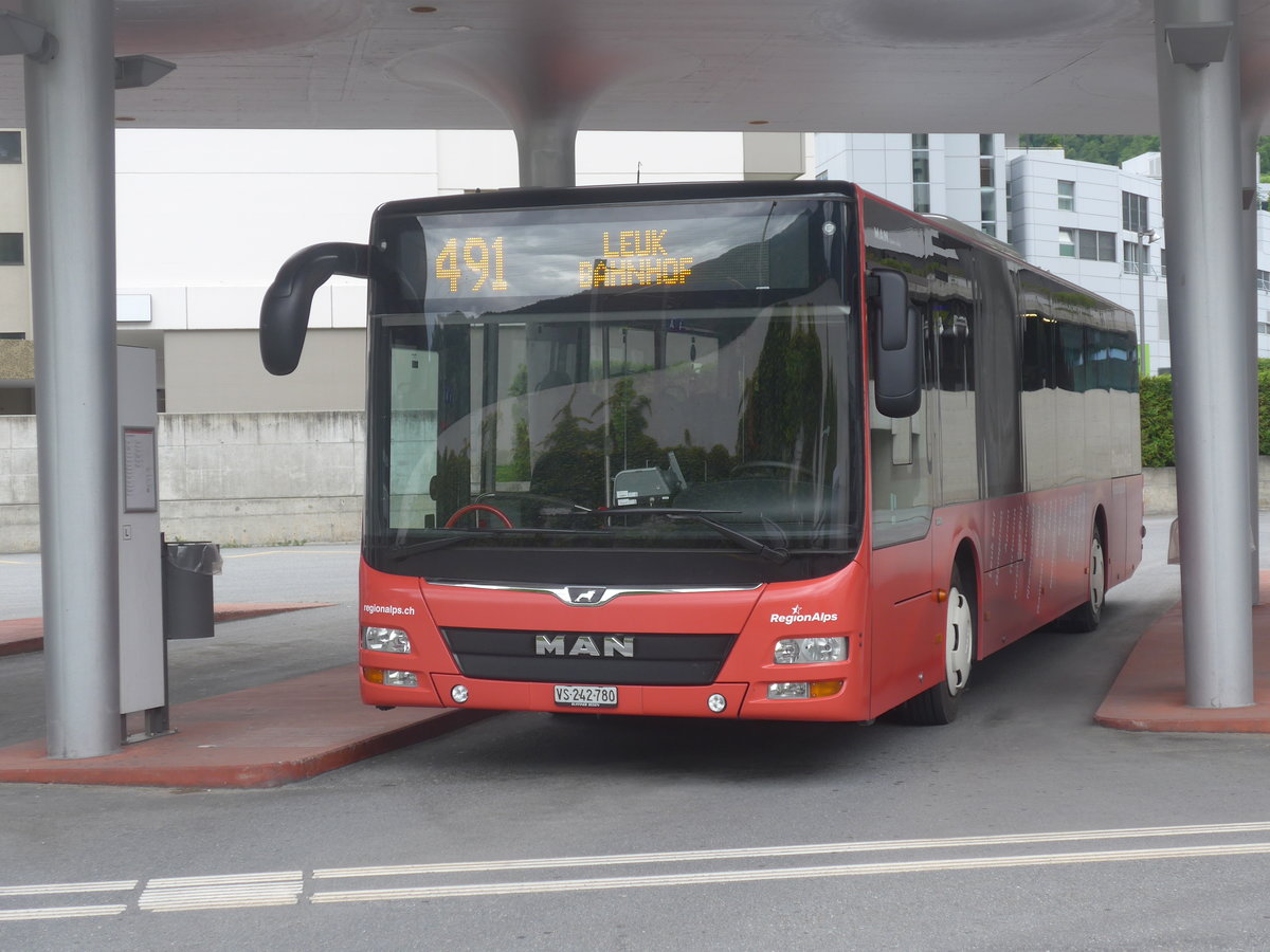 (217'920) - Ruffiner, Turtmann - VS 242'780 - MAN am 13. Juni 2020 beim Bahnhof Visp