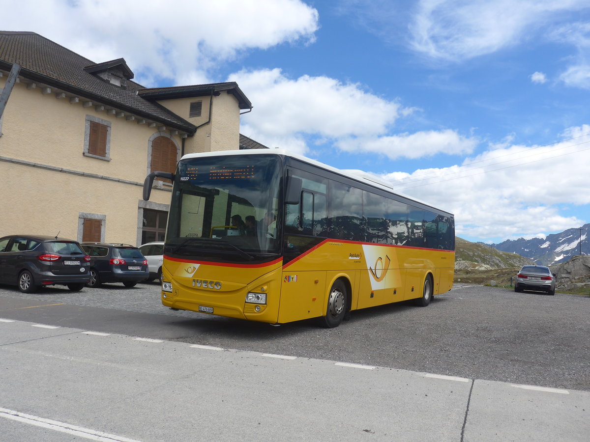 (218'115) - PostAuto Bern - BE 476'689 - Iveco am 21. Juni 2020 in Gotthard, Passhhe