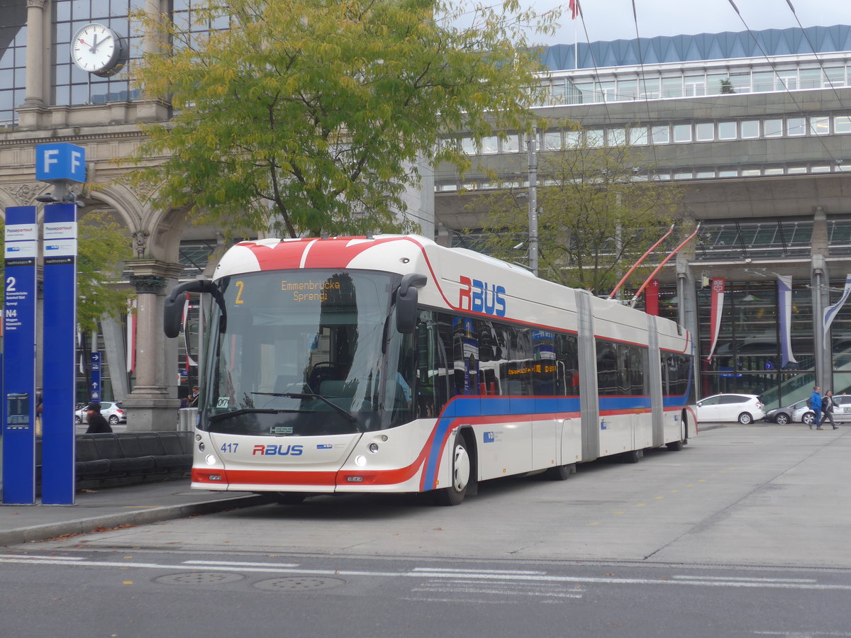 (221'375) - VBL Luzern - Nr. 417 - Hess/Hess Doppelgelenktrolleybus am 25. September 2020 beim Bahnhof Luzern