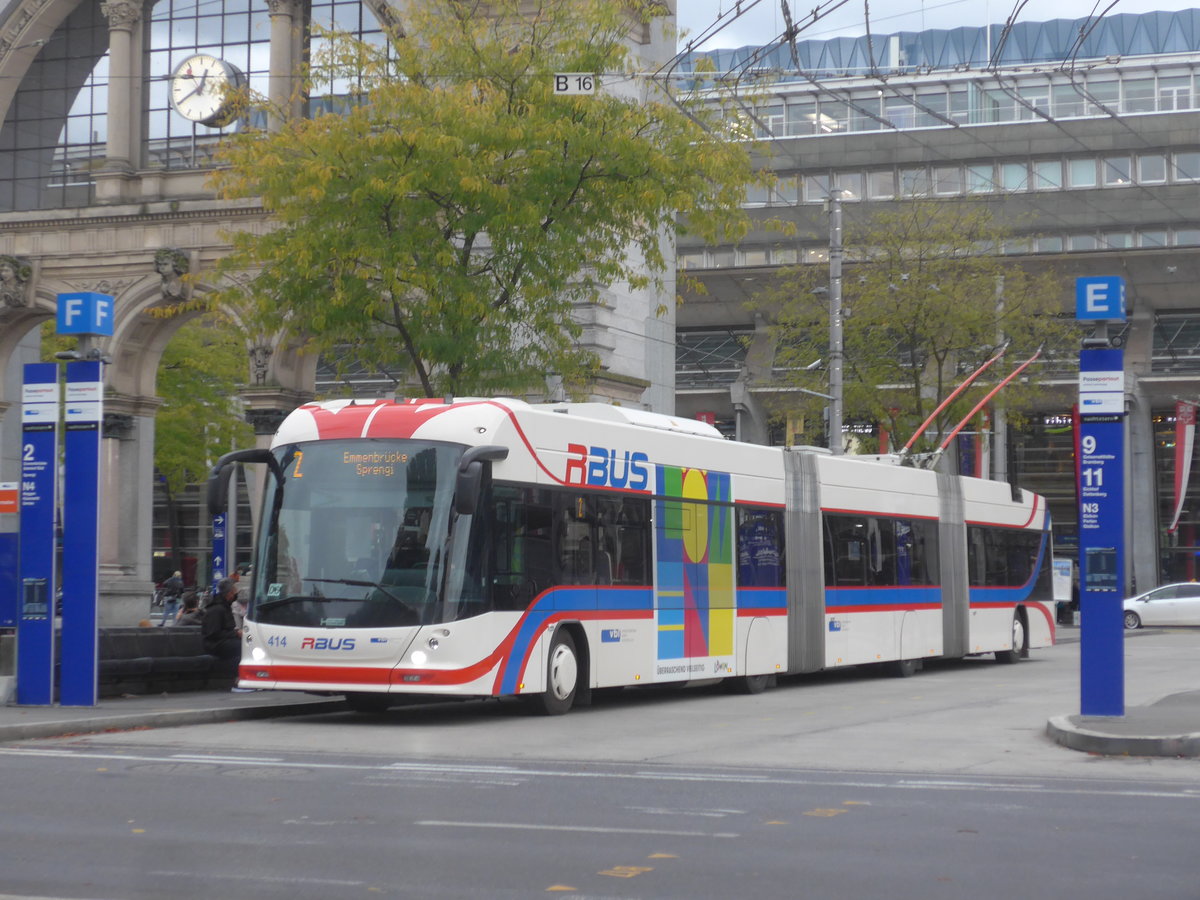 (221'400) - VBL Luzern - Nr. 414 - Hess/Hess Doppelgelenktrolleybus am 25. September 2020 beim Bahnhof Luzern