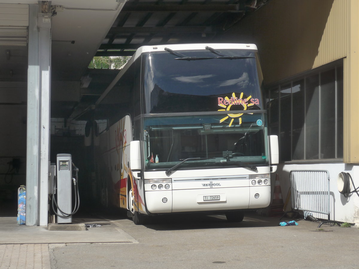 (221'515) - Marchetti, Airolo - TI 72'659 - Van Hool am 26. September 2020 in Airolo, Garage