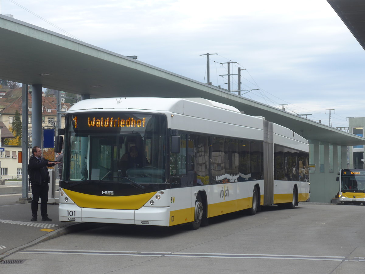 (222'228) - VBSH Schaffhausen - Nr. 101 - Hess/Hess Gelenktrolleybus am 21. Oktober 2020 beim Bahnhof Schaffhausen