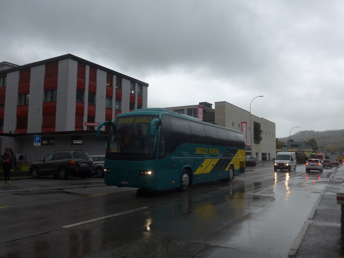 (222'531) - Ghezzi, Rivera - Nr. 12/TI 34'616 - Volvo am 23. Oktober 2020 beim Bahnhof Rivera-Birenico