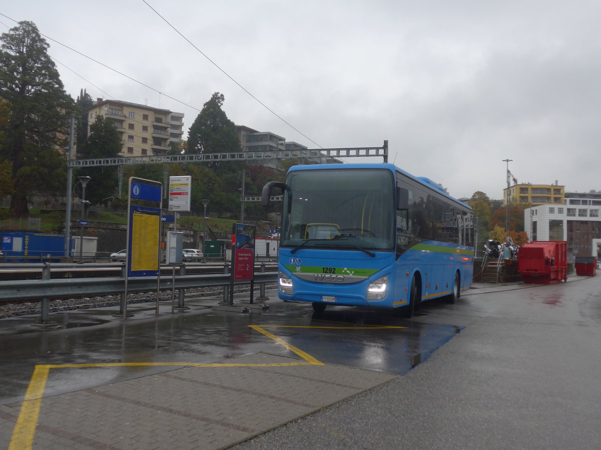 (222'550) - Aus Italien: ASF Como - Nr. 1292/FY-925 AM - Iveco am 23. Oktober 2020 beim Bahnhof Lugano