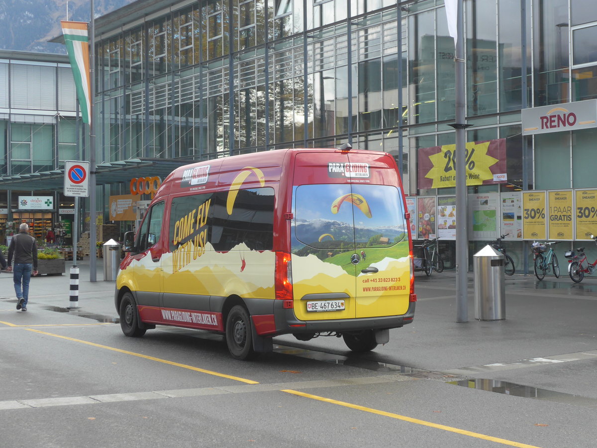 (222'618) - Paragliding, Interlaken - BE 467'634 - Mercedes am 24. Oktober 2020 beim Bahnhof Interlaken Ost