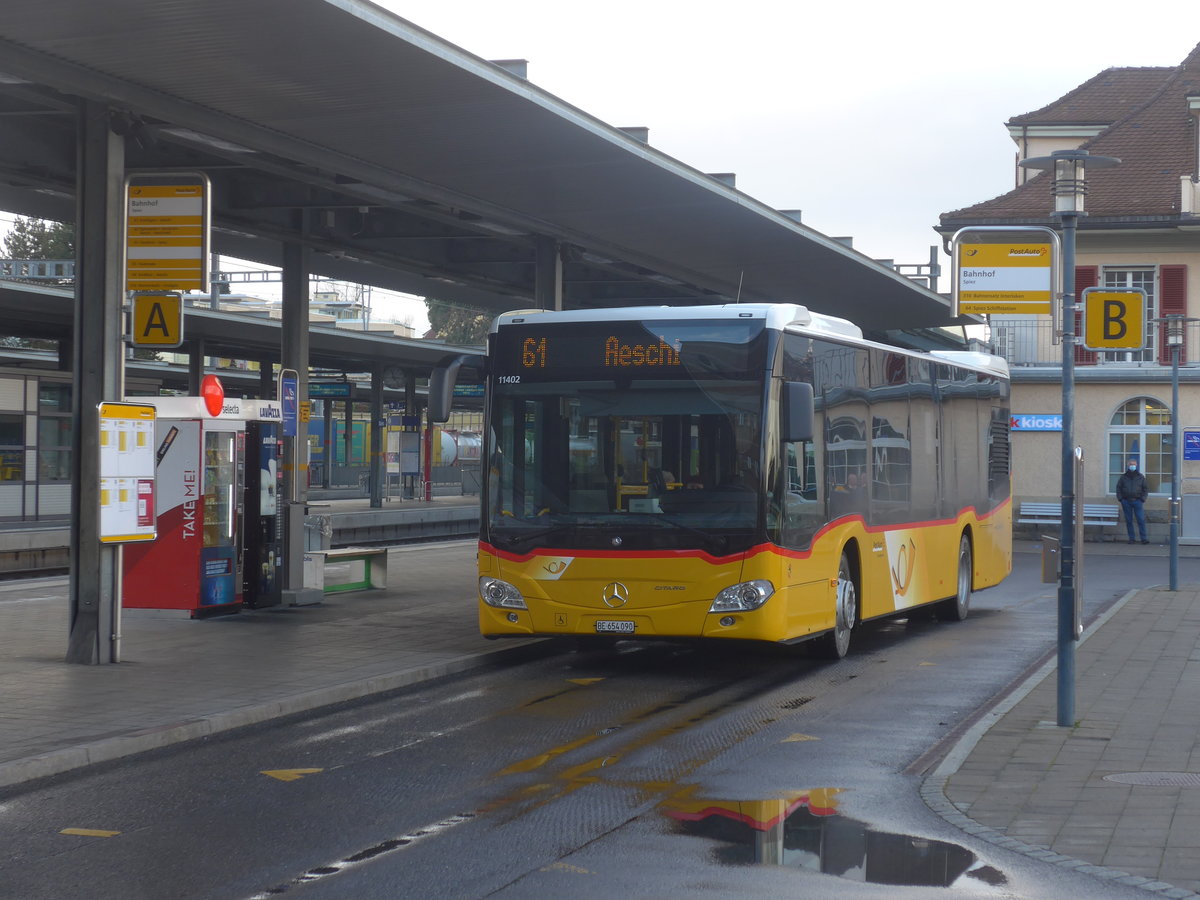 (222'963) - PostAuto Bern - BE 654'090 - Mercedes am 7. Dezember 2020 beim Bahnhof Spiez