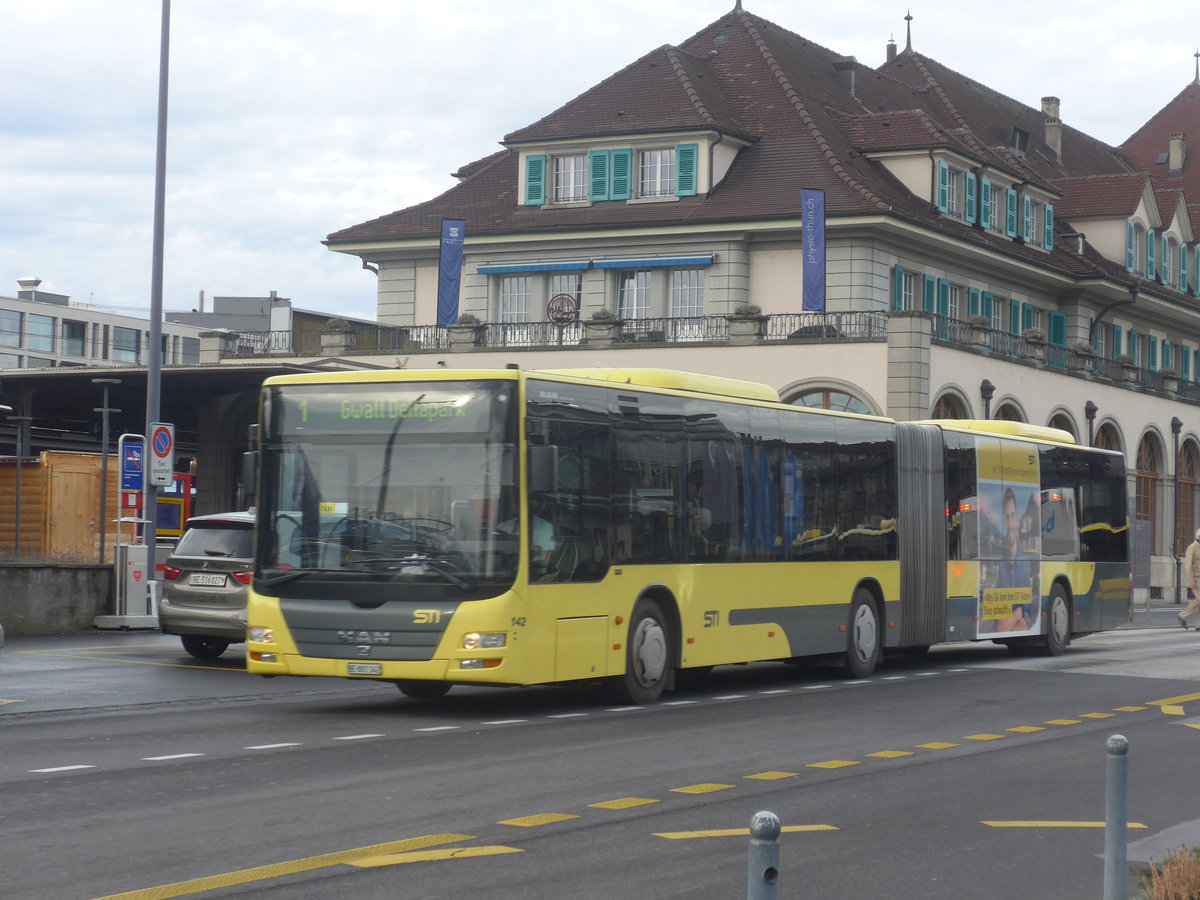 (223'068) - STI Thun - Nr. 142/BE 801'142 - MAN am 23. Dezember 2020 beim Bahnhof Thun