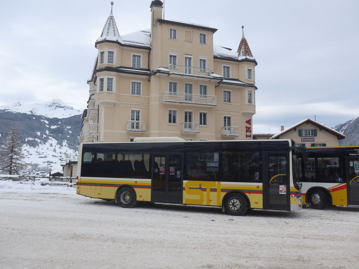 (223'146) - Grindelwaldbus, Grindelwald - Nr. 17/BE 72'444 - MAN/Gppel (ex STI Thun Nr. 133) am 27. Dezember 2020 beim Bahnhof Grindelwald