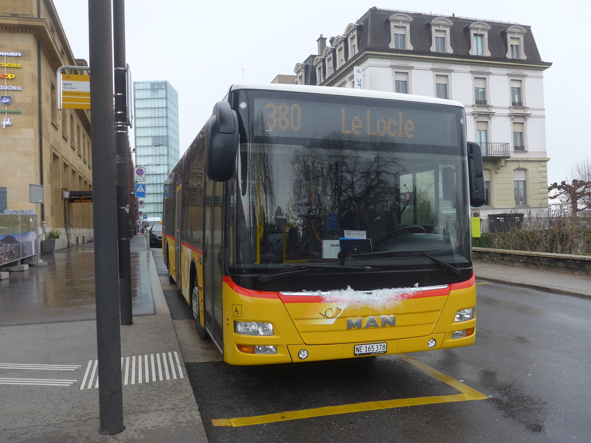 (224'183) - CarPostal Ouest - NE 165'378 - MAN (ex TMR Martigny) am 14. Mrz 2021 beim Bahnhof Neuchtel