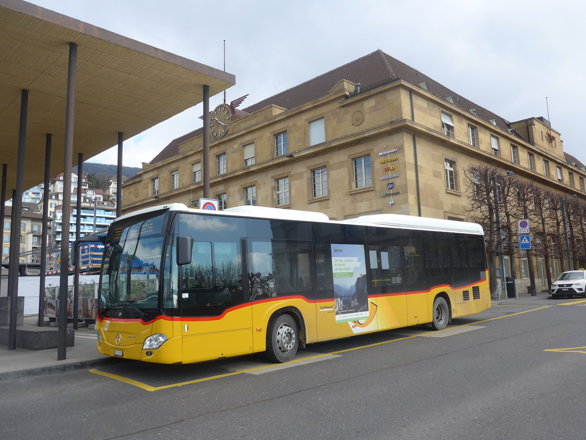 (224'254) - CarPostal Ouest - NE 113'901 - Mercedes am 20. Mrz 2021 beim Bahnhof Neuchtel