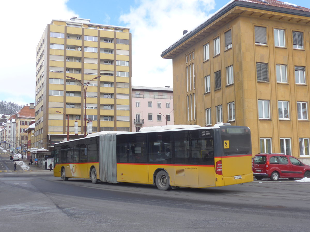 (224'266) - CarPostal Ouest - NE 165'362 - Mercedes (ex VD 386'069) am 20. Mrz 2021 beim Bahnhof La Chaux-de-Fonds