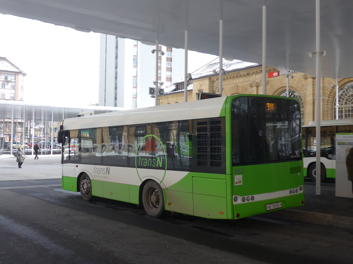 (224'286) - transN, La Chaux-de-Fonds - Nr. 352/NE 95'352 - Solaris (ex TRN La Chaux-de-Fonds Nr. 352) am 20. Mrz 2021 beim Bahnhof La Chaux-de-Fonds