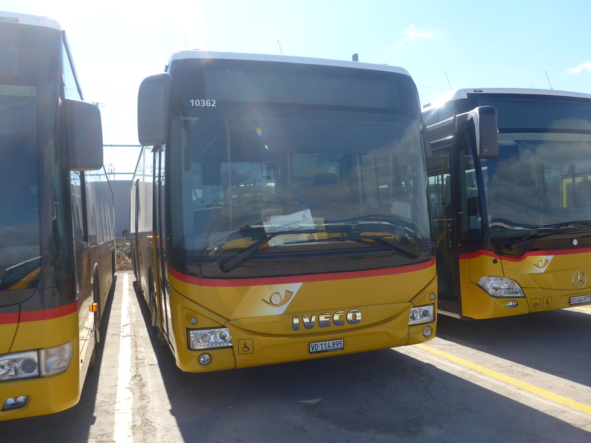 (224'303) - CarPostal Ouest - VD 114'895 - Iveco am 20. Mrz 2021 in Yverdon, Garage