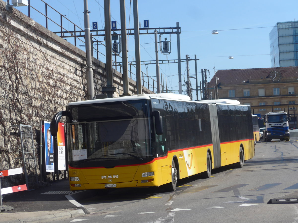 (224'556) - CarPostal Ouest - NE 165'376 - MAN (ex VD 495'042) am 29. Mrz 2021 beim Bahnhof Neuchtel