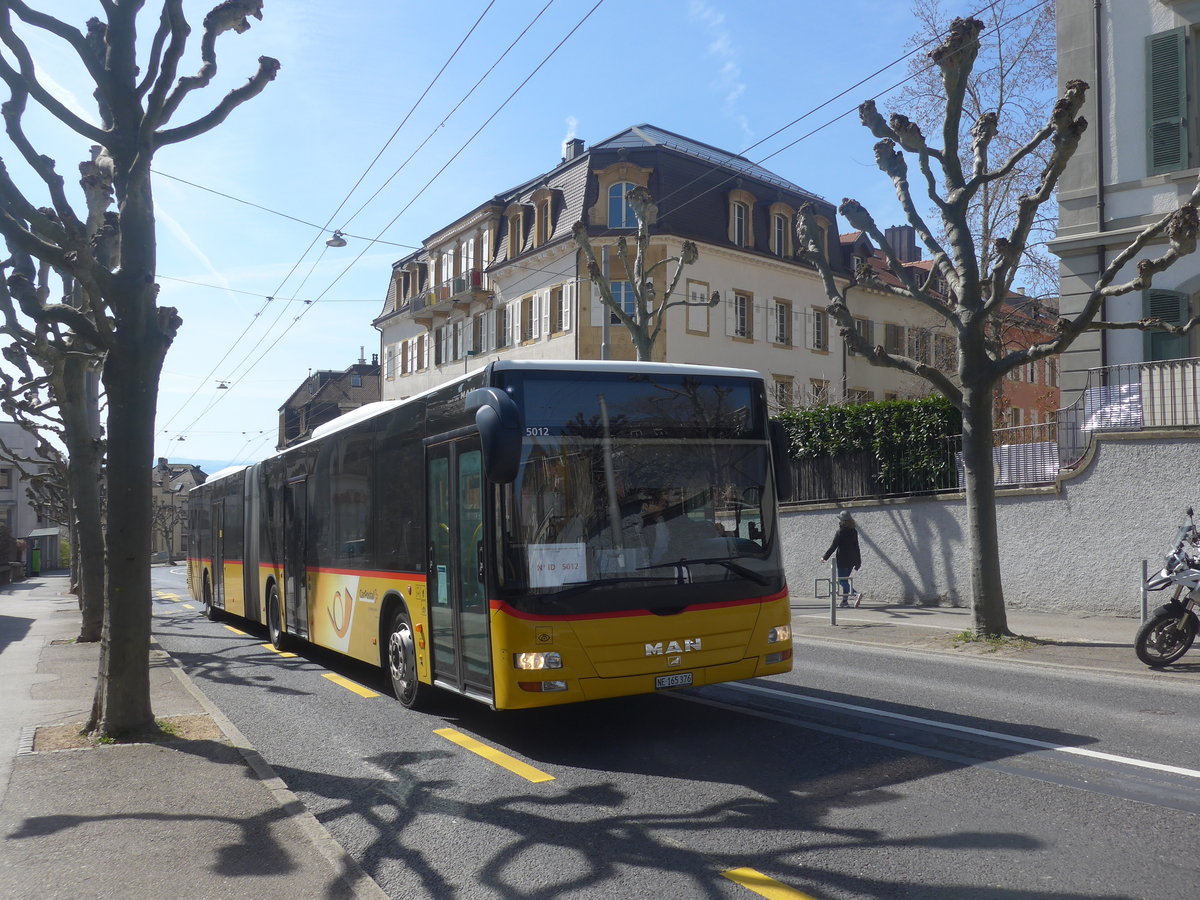 (224'588) - CarPostal Ouest - NE 165'376 - MAN (ex VD 495'042) am 29. Mrz 2021 in Neuchtel, Avenue de la Gare