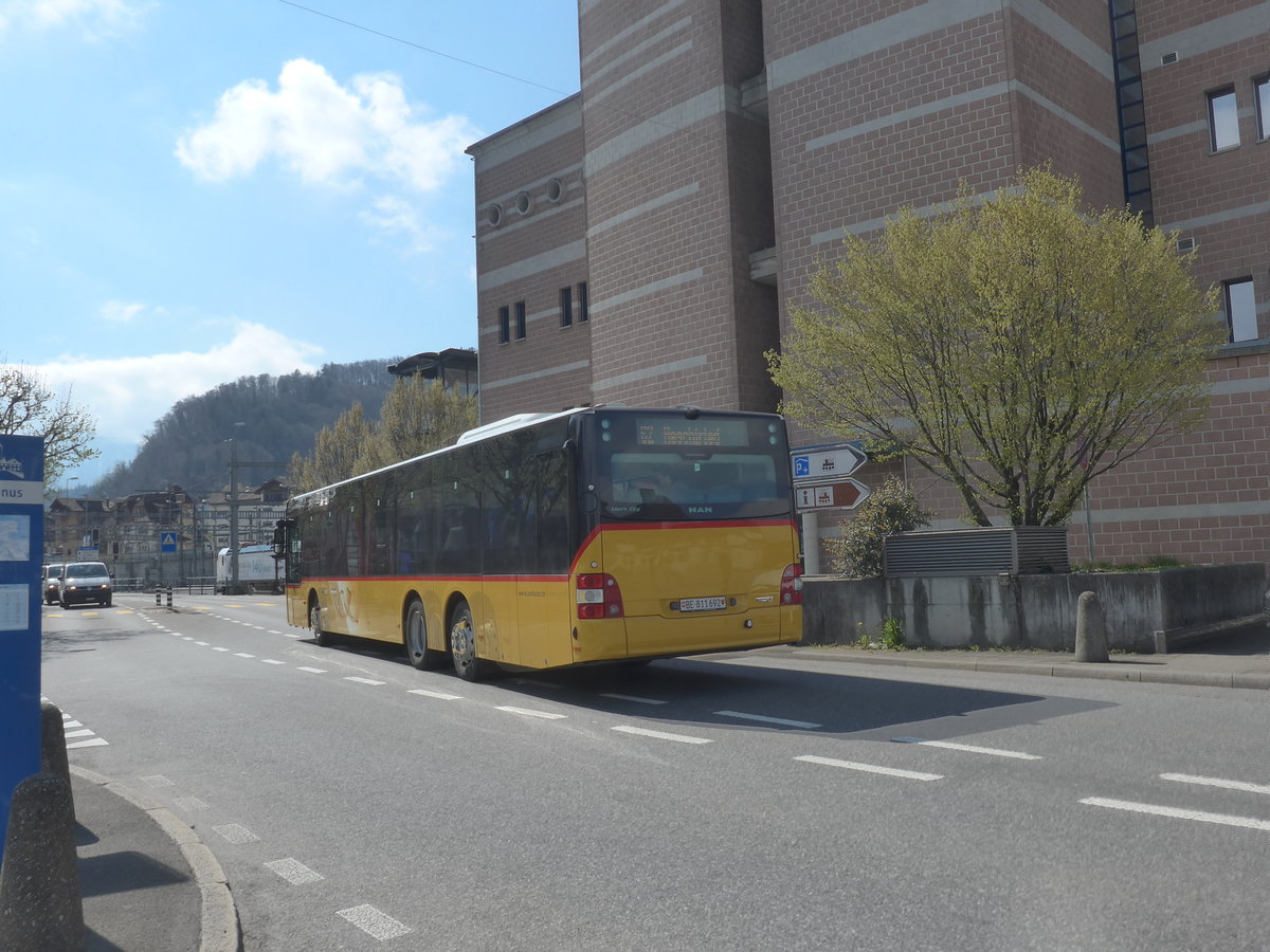 (224'981) - PostAuto Bern - BE 811'692 - MAN am 14. April 2021 beim Bahnhof Spiez