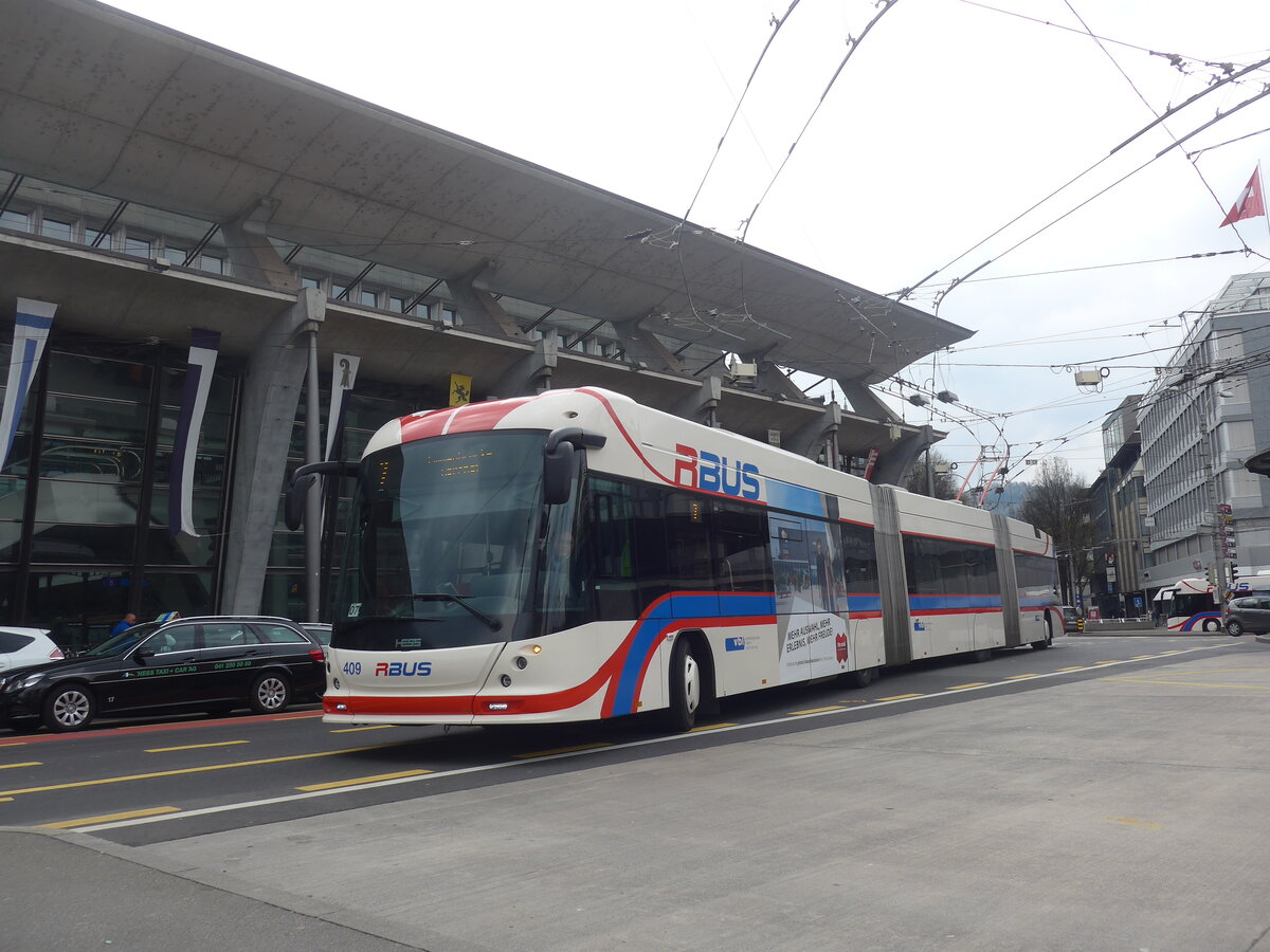 (225'100) - VBL Luzern - Nr. 409 - Hess/Hess Doppelgelenktrolleybus am 18. April 2021 beim Bahnhof Luzern