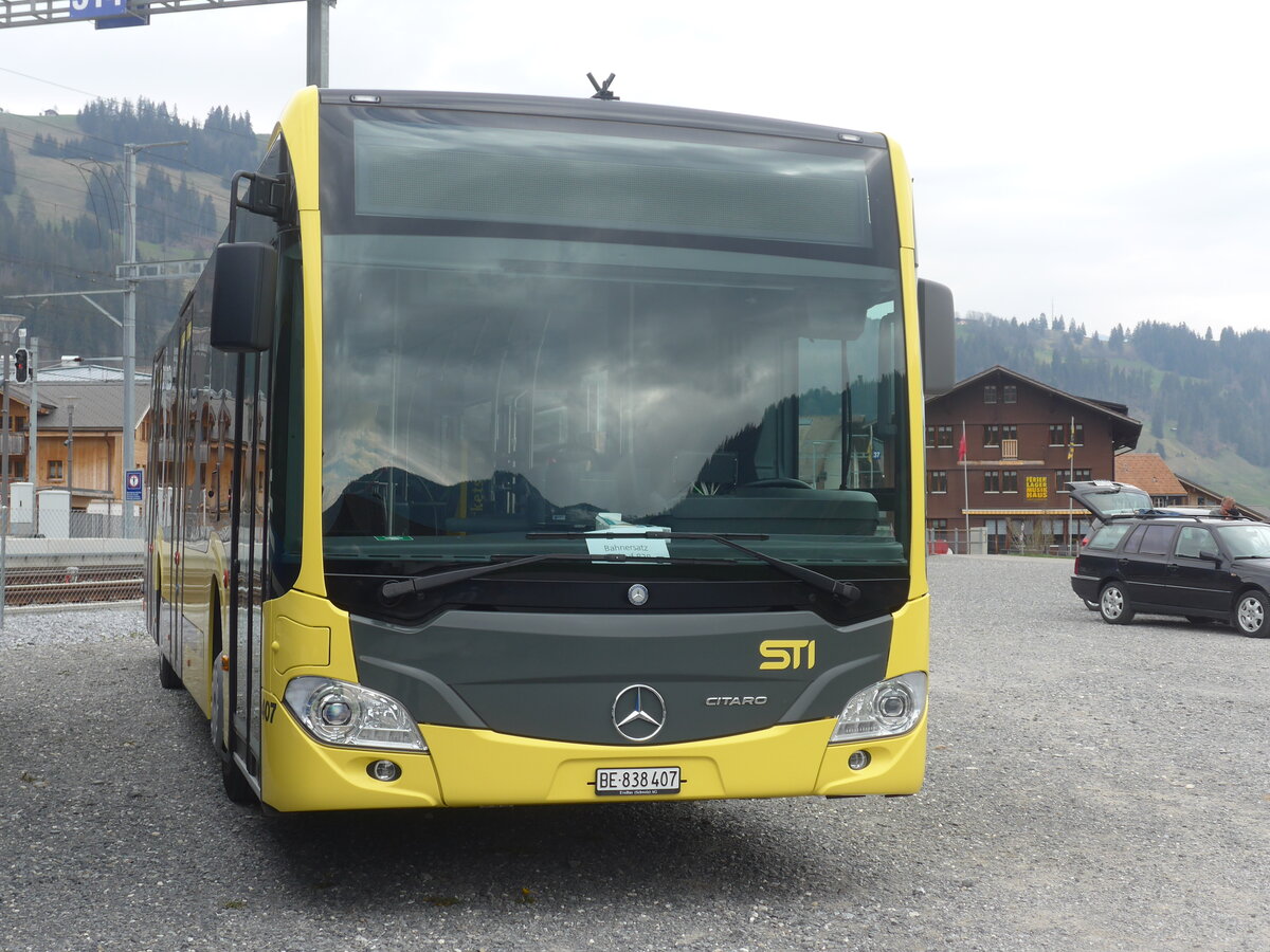 (225'273) - STI Thun - Nr. 407/BE 838'407 - Mercedes am 27. April 2021 beim Bahnhof Zweisimmen