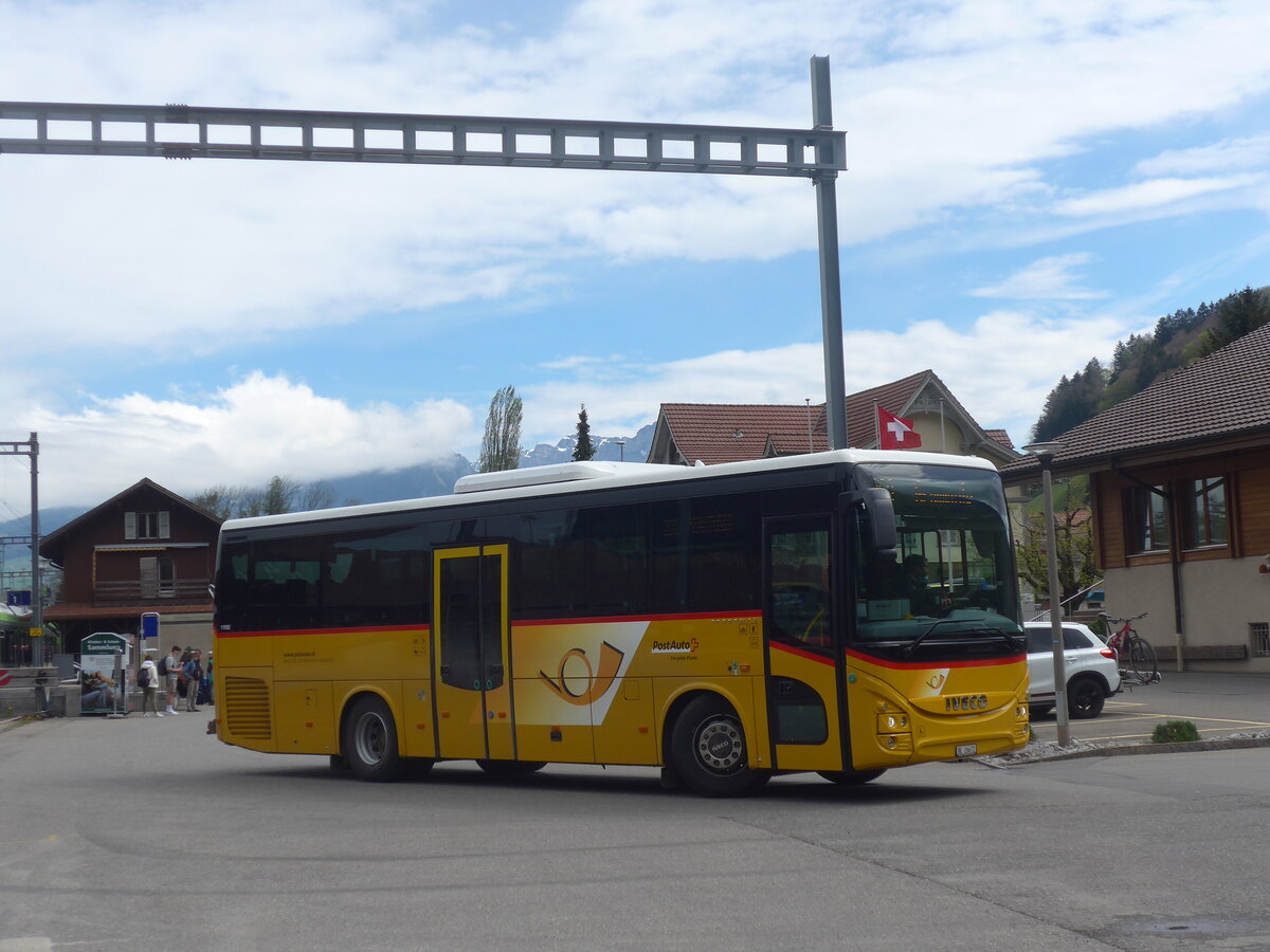 (225'362) - Spring, Schwenden - BE 26'672 - Iveco am 30. April 2021 beim Bahnhof Wimmis