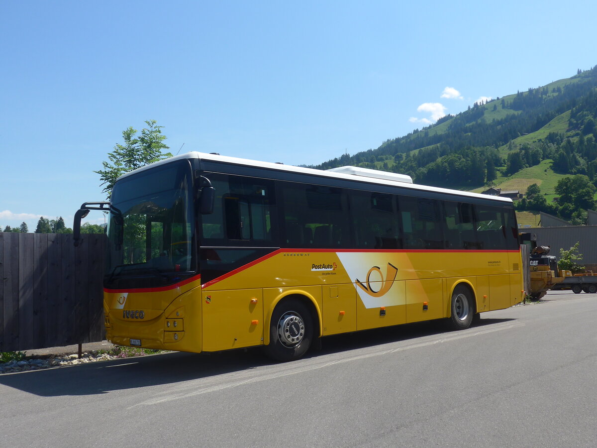 (225'940) - Flck, Brienz - Nr. 25/BE 868'725 - Iveco am 16. Juni 2021 in Frutigen, Garage AFA