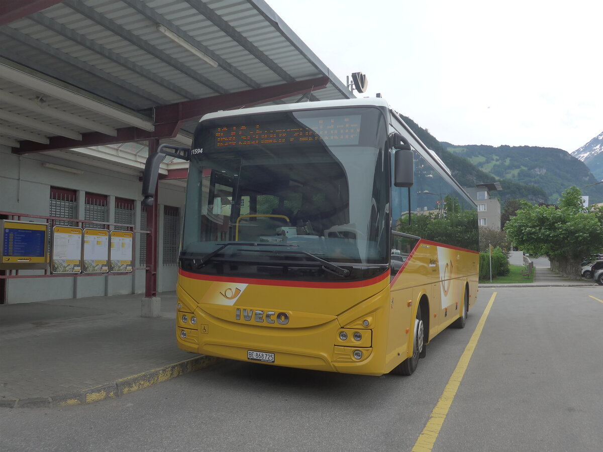 (226'119) - Flck, Brienz - Nr. 25/BE 868'725 - Iveco am 3. Juli 2021 in Meiringen, Postautostation