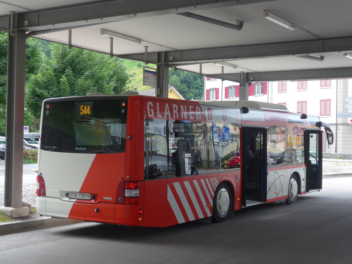 (226'415) - AS Engi - Nr. 7/GL 7707 - MAN am 12. Juli 2021 beim Bahnhof Schwanden